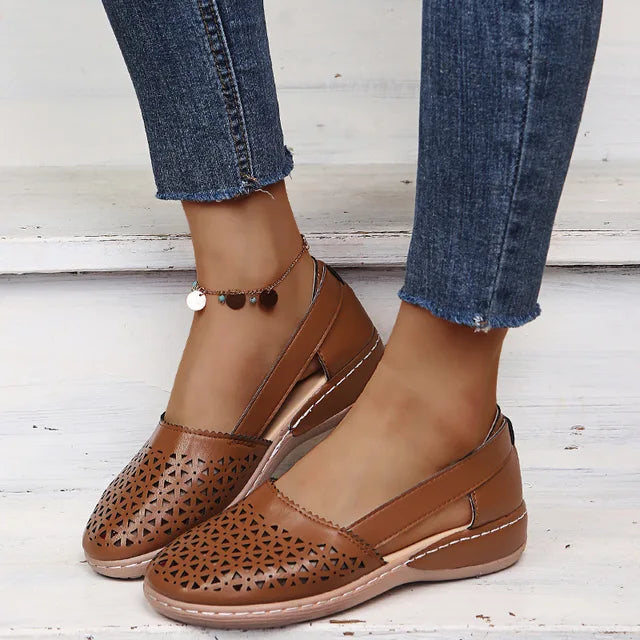 Fashionable women's sandals with closed toe, waterproof, slip-on, round design, comfortable casual shoes for women, outdoor summer shoes, available in large sizes 35–43