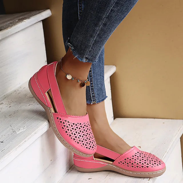 Fashionable women's sandals with closed toe, waterproof, slip-on, round design, comfortable casual shoes for women, outdoor summer shoes, available in large sizes 35–43