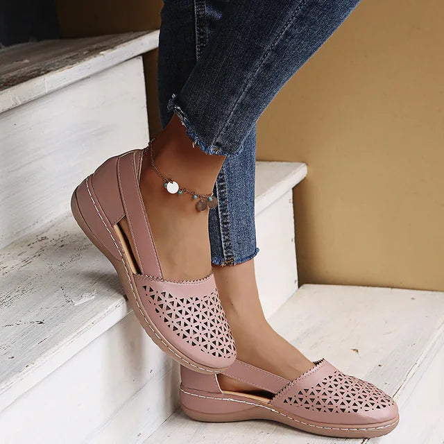 Fashionable women's sandals with closed toe, waterproof, slip-on, round design, comfortable casual shoes for women, outdoor summer shoes, available in large sizes 35–43