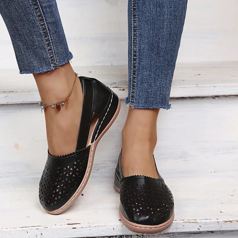 Fashionable women's sandals with closed toe, waterproof, slip-on, round design, comfortable casual shoes for women, outdoor summer shoes, available in large sizes 35–43
